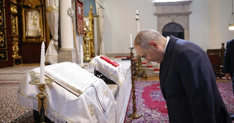 Ermənistan siyasi burulğanın astanasında: Paşinyan kilsə gərginliyi artır