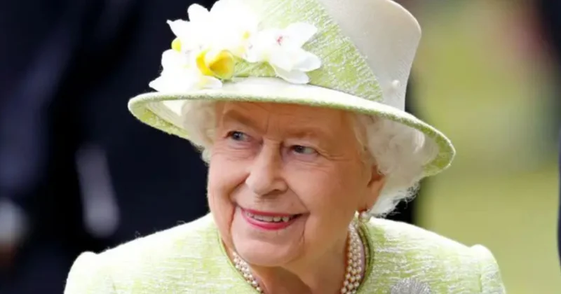 Kraliça II Elizabetə məxsus geyimlər Bukinqem Sarayında sərgilənəcək