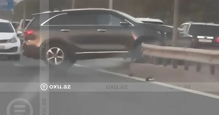 В Баку столкнулись люксовый автомобиль и такси: движение затруднено