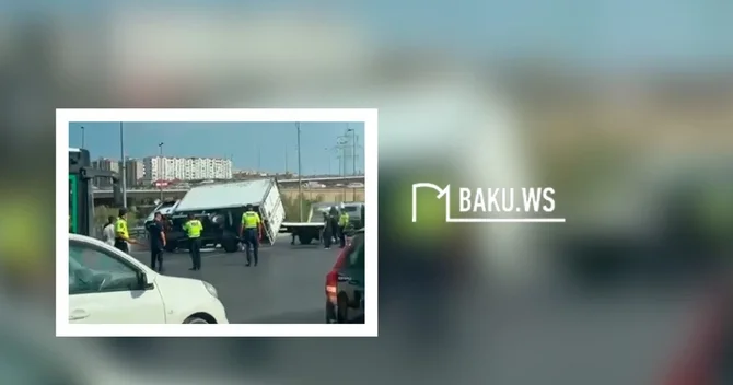 Koroğlu körpüsü ndə yük maşını aşıb