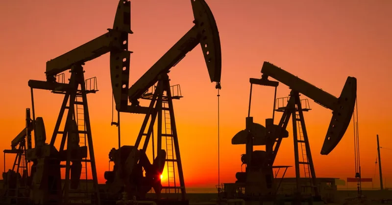 Нефтегазовые доходы РФ в июле упадут на треть Reuters