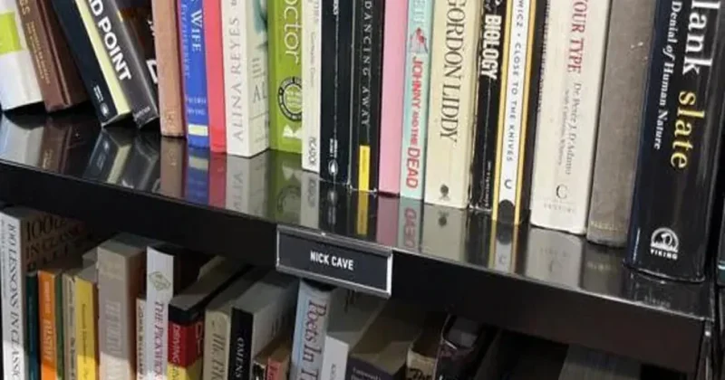 Məşhur yazıçı kolleksiyasını kitab mağazasına bağışladı
