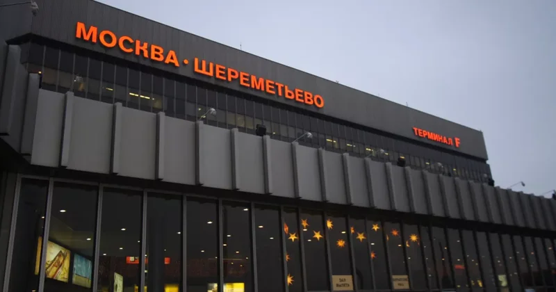 В московском аэропорту пассажирам начали раздавать матрасы Фото