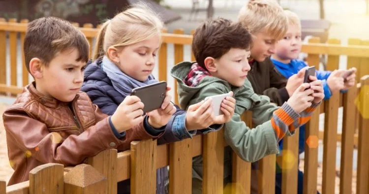 Bu yaşdan tez smartfon istifadəsi zərərlidir Araşdırma
