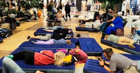 Moskvanın hava limanları iflic olub: Sərnişinlərə döşəklər paylanır