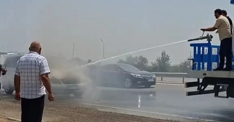 Yolda alışan “Mercedes”i su maşını söndürdü VİDEO