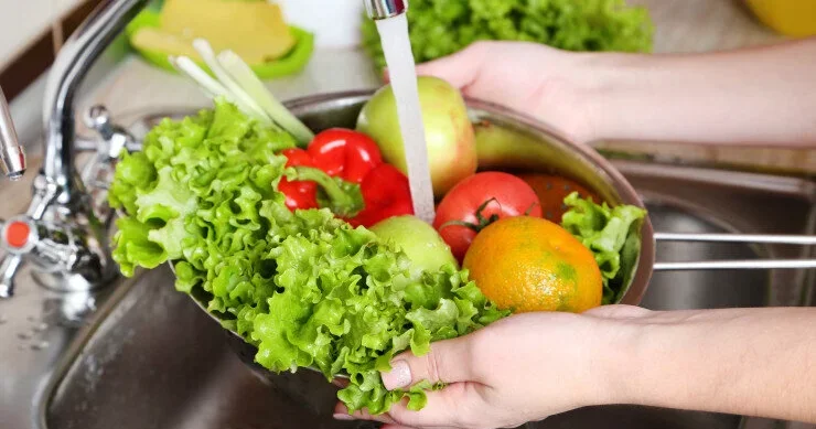 Tərəvəzləri hansı su ilə yumaq lazımdır?