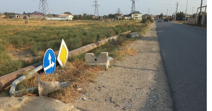 Qəza zamanı aşan yol nişanı sürücülər üçün təhlükə yaradır VİDEO