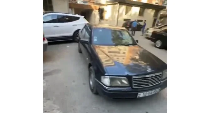 Sürücünün avtomobili səhv yerdə saxlaması narazılığa səbəb oldu 10 VA 882 VİDEO