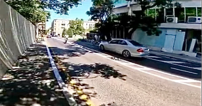 Maşını velosiped zolağında park edib yolu bağladı 90 HR 078 VİDEO
