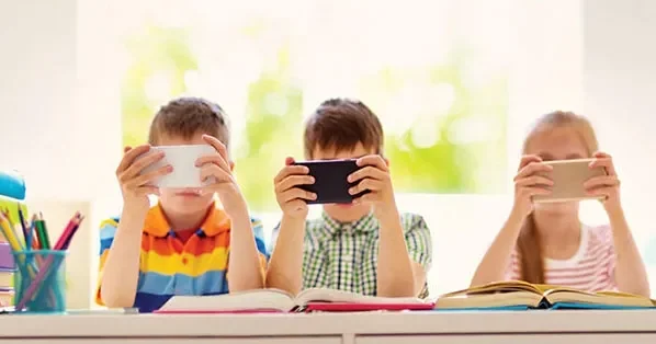 Uşaqlar niyə oyuncaqlara yox, telefonlara meyil edir? Həkimdən AÇIQLAMA