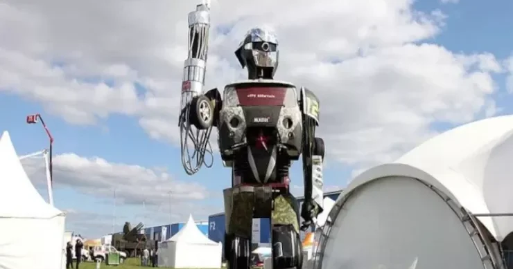 Süni intellektli humanoid robotlar döyüşə hazırlanır
