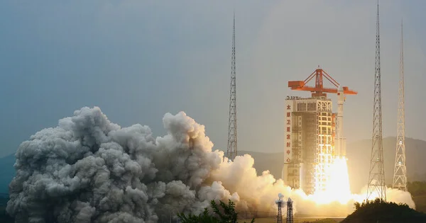 Çin Şanxay sahillərindən İnli 1 raketi ilə 9 peyki orbitə çıxardı