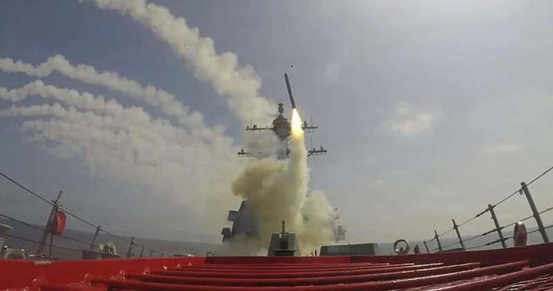 ABŞ Hörmüz boğazındakı adanı bombaladı VİDEO