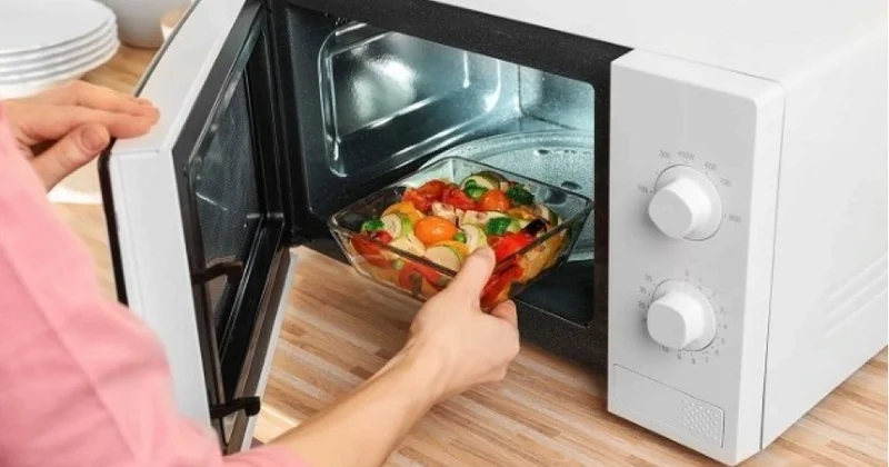Mikrodalğalı sobada qızdırılan yeməyin tərkibi necə dəyişir? AÇIQLANDI