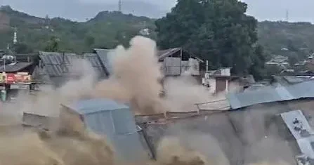 Hindistanda daşqınlar zamanı bina çökdü VİDEO