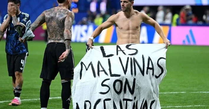 Skaloni Argentina futbolçularının siyasi bannerindən xəbərsiz olduğunu açıqladı