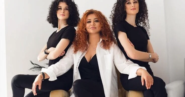 Əməkdar artist əkiz qızları ilə fotosunu paylaşdı