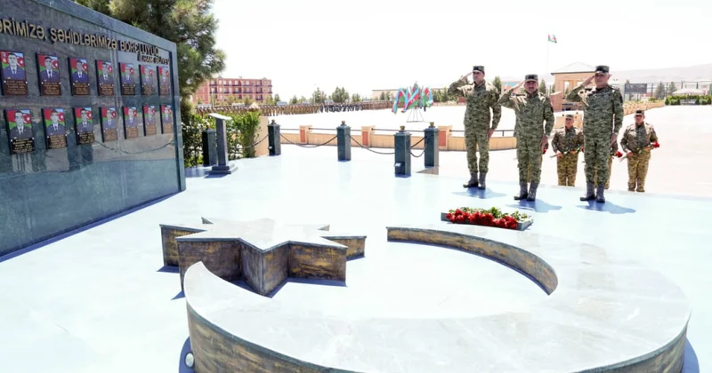“Çevikçi” kursunu bitirmiş hərbi qulluqçulara beretlər təqdim olunub