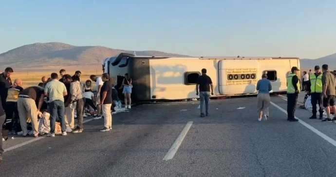 Kuşadasına gedən avtobus aşdı: 30 dan çox YARALI VAR VİDEO