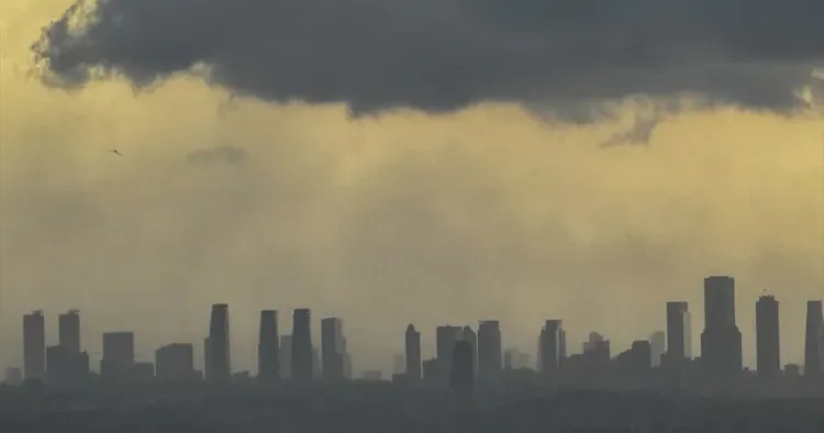 Güclü fırtına İstanbul hava limanlarının fəaliyyətini DAYANDIRDI