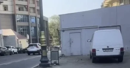 Bakıda mərkəzində piyada yolu yoxdur, sakinlər avtobus yoluna çıxır TƏHLÜKƏLİ VƏZİYYƏT