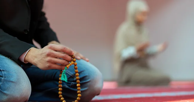 İslamda Allahı xatırlamaq, zikr etmək və daxili rahatlığa nail olmaq üçün təsbeh istifadə olunur Video