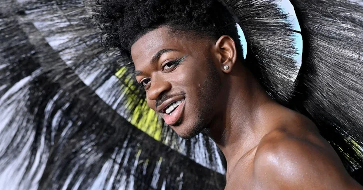 Рэпера Lil Nas X арестовали за прогулку в нижнем белье и ковбойских сапогах