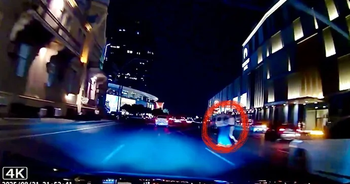 “Mall”un qarşısında özlərini maşınların önünə atan gənc qızlar təhlükə yaratdı VİDEO