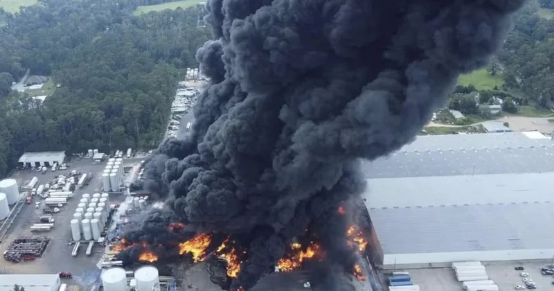 В Луизиане из за сильного взрыва на заводе по производству ГСМ объявлена эвакуация