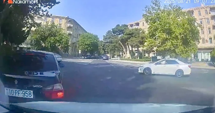 Prospektdə ara məsafəsi saxlamayan sürücü “BMW”ni vurdu ANBAAN VİDEO