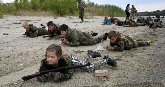 “Az qalsın öləcəkdim” Rusiyada 8 yaşlı “döyüşçülər” hərbi düşərgədə