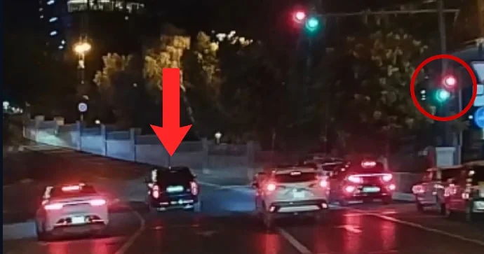 Son model Range Rover in sürücüsü qırmızı işıqda dayanmağı ayıb bildi VİDEO