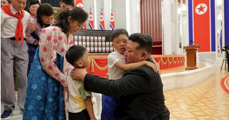 Kim Çen In Rusiyada döyüşənləri təltif etdi Fotolar