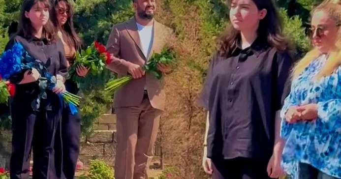 Qızı Aygün Bəylərin məzarı başında Video