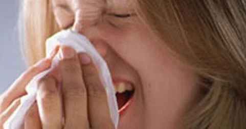 Asqırarkən burun və ağız bağlanarsa nə baş verə bilər? Mütəxəssislər danışdı