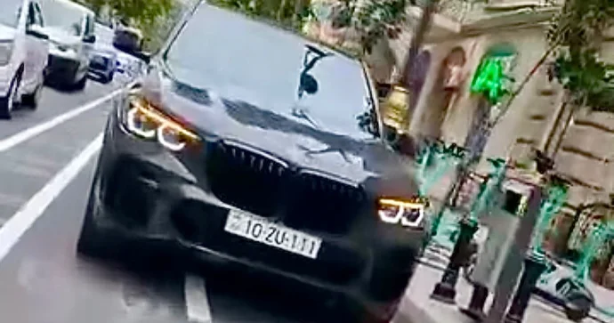 Bahalı nömrəli “BMW”sini zolaqda park edib velosipedçiləri təhlükəyə atdı VİDEO