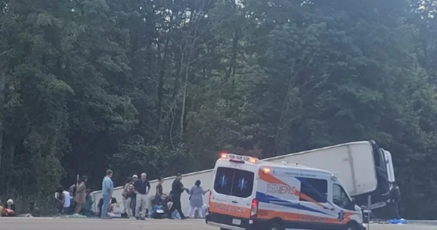 Niaqara şəlaləsindən qayıdan turist avtobusu kanala aşdı Ölən və yaralananlar var