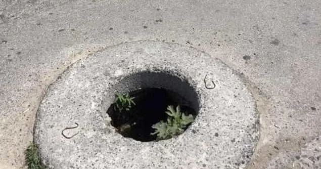 Bakıda yolda açıq qalan lükə görə avtomobilə zərər dəydi