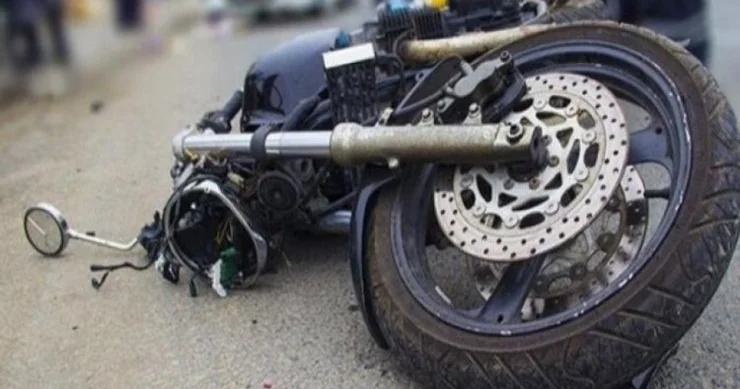 Motosiklet dirəyə çırpıldı, ölən var