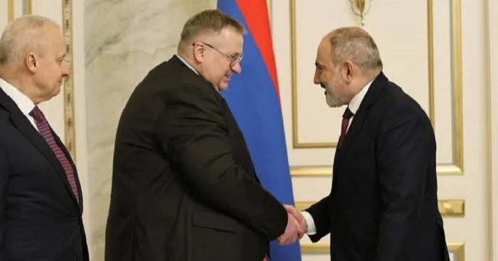 Hraparak: “Moskva Paşinyanla sərt danışıb”