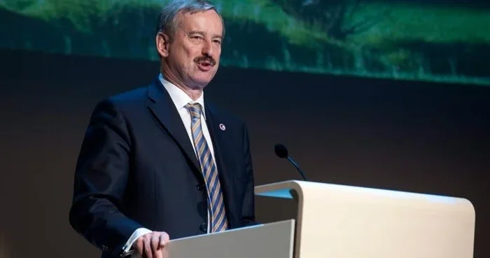 Keçmiş baş nazir öldü: Məşhur diplomatın atasıdır...