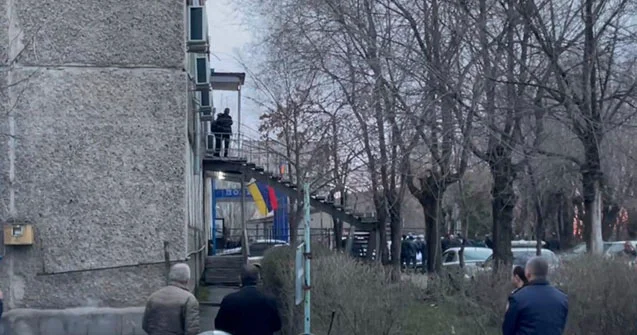 İrəvanda müstəntiqlərə kütləvi hücum: Sərxoş polis saxlanıldı