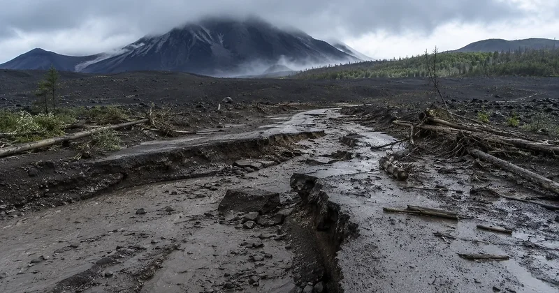 Более 100 туристов оказались заблокированными на Камчатке из за размыва проезда