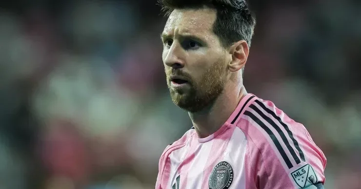 Messi rəqib futbolçunu vurdu, cərimələndi VİDEO
