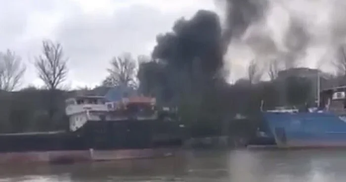 Ukrayna Yeysk limanını vurdu: gəmi yandı