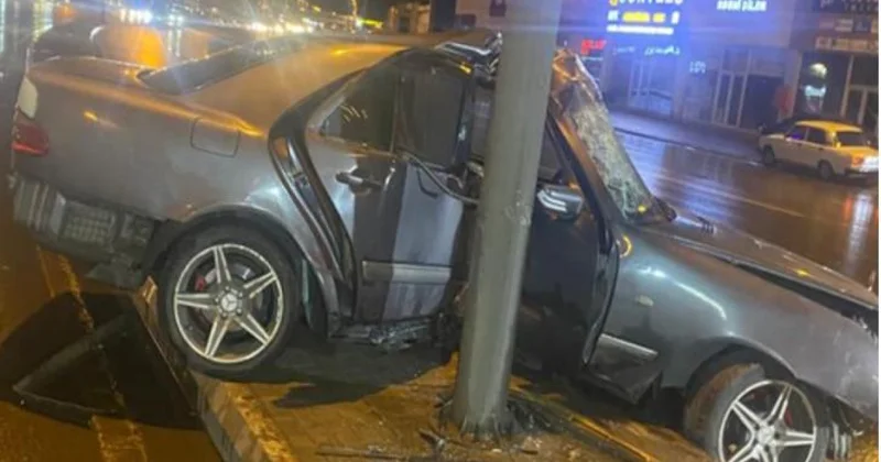 Göygöldə minik maşını işıq dirəyinə çırpılıb, yaralılar var