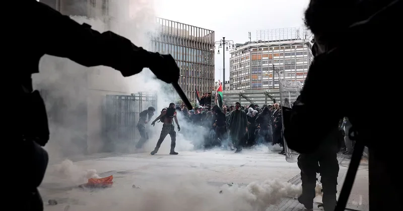 İtaliya küçələri döyüş meydanına döndü: onlarla polis yaralandı, saxlanılanlar var
