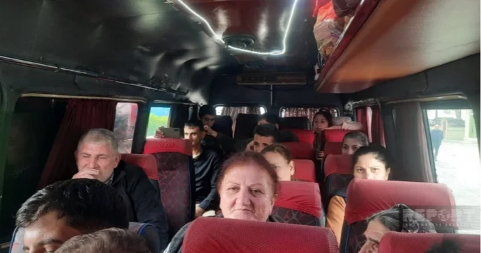 Ağdərənin Həsənriz kəndinə növbəti köç yola salındı FOTO YENİLƏNİB