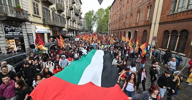 İtaliya küçələri müharibə meydanına çevrildi: Polis və etirazçılar toqquşdu FOTO